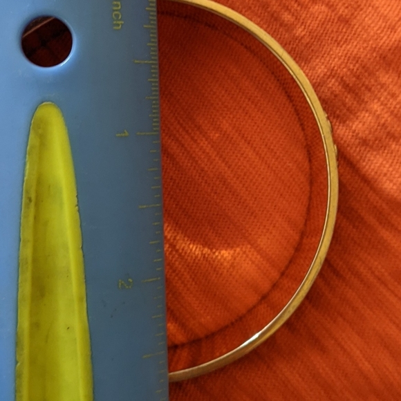 Gold/brown bangle w/ horse shoes & 4 leaf clovers - Picture 4 of 5